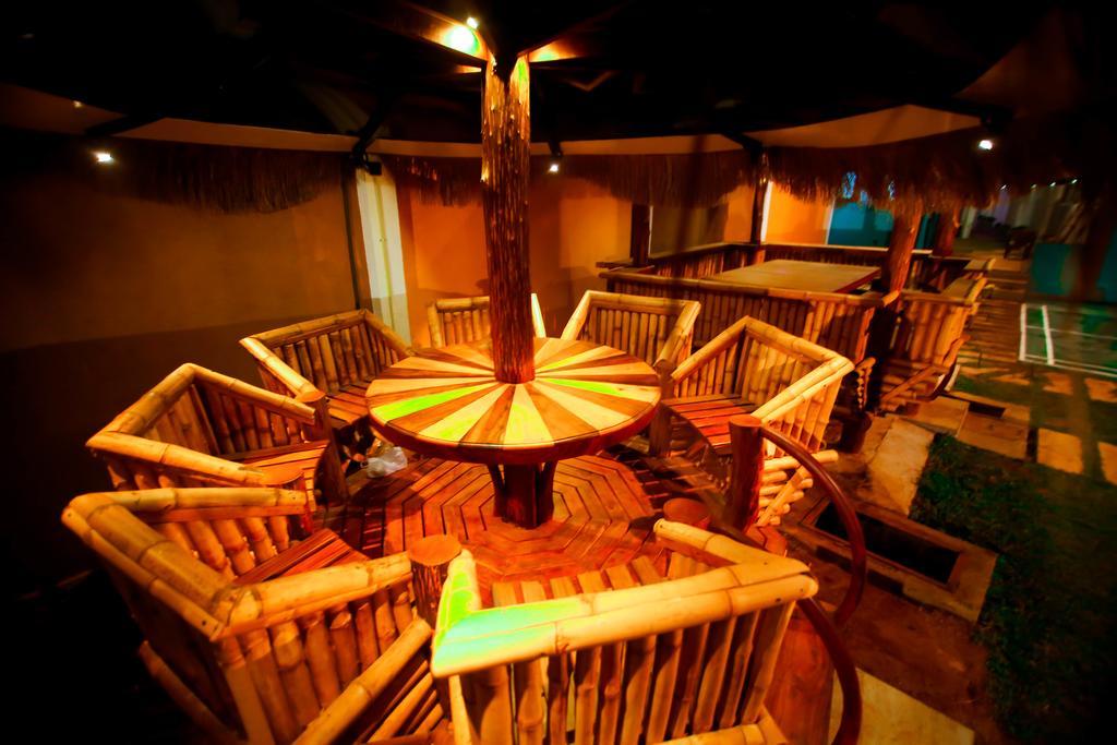 Hotel White House Anuradhapura Exterior foto